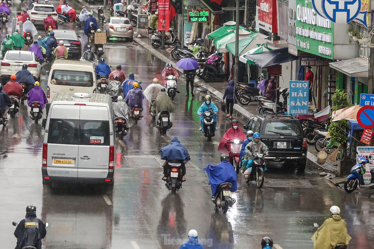 Thậm chí nhiều xe máy đi ngược chiều đoạn dài bất chấp nguy hiểm để thoát cảnh tắc đường.