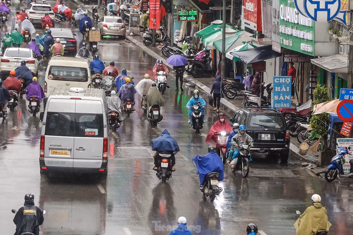 Thậm chí nhiều xe máy đi ngược chiều đoạn dài bất chấp nguy hiểm để thoát cảnh tắc đường.