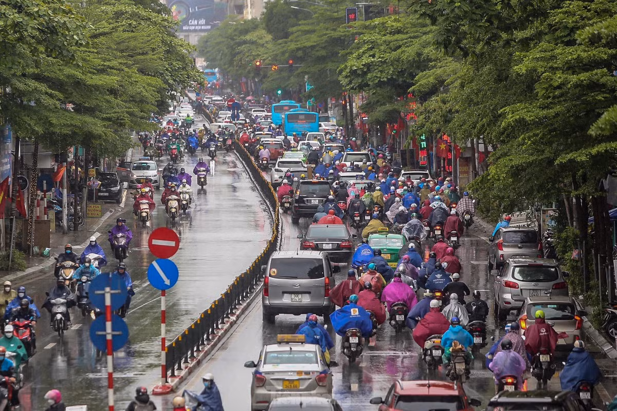 Phương tiện đông nghẹt trên tuyến phố Tây Sơn, chiều hướng về nội đô.