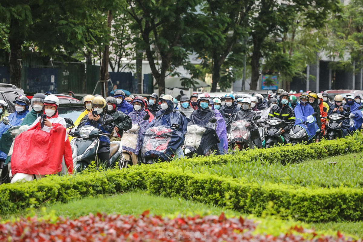 Nhiều phương tiện "chôn chân" tại tuyến đường này.