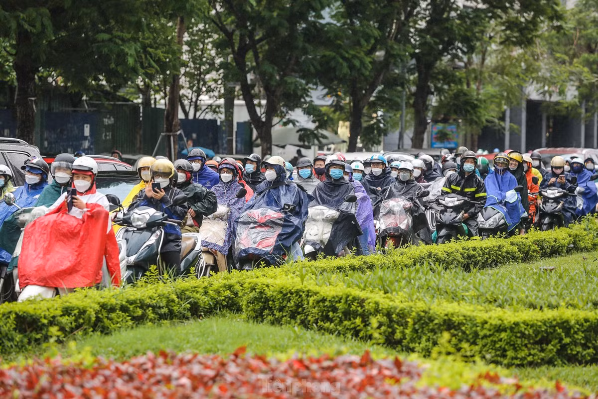 Nhiều phương tiện "chôn chân" tại tuyến đường này.