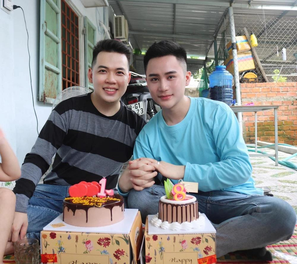 Cặp trai đẹp cưới, bạn bè bị bố mẹ cấm tới dự vì sợ 'lây bê đê' - Hình 2 Cap trai dep cuoi, ban be bi bo me cam toi du vi so 'lay be de'-Hinh-2