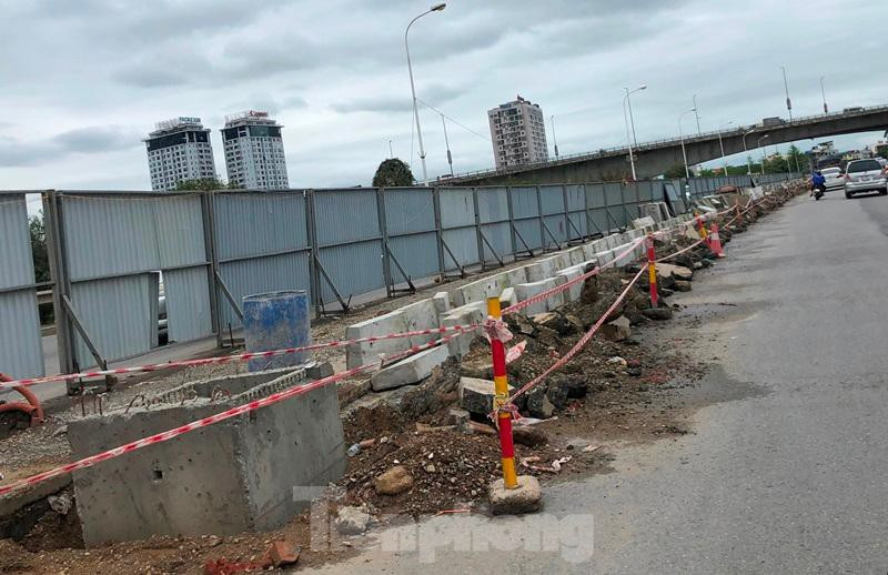 Từ đầu năm đến nay, lãnh đạo thành phố Hà Nội thường xuyên đi kiểm tra, đôn đốc tiến độ các dự án giao thông cấp bách, tuy nhiên dường như vẫn chưa có giải pháp đủ mạnh cho dự án này.