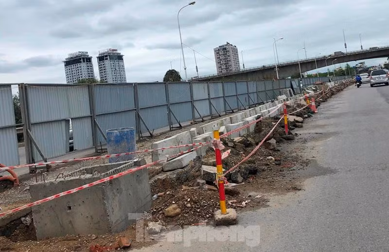 Từ đầu năm đến nay, lãnh đạo thành phố Hà Nội thường xuyên đi kiểm tra, đôn đốc tiến độ các dự án giao thông cấp bách, tuy nhiên dường như vẫn chưa có giải pháp đủ mạnh cho dự án này.