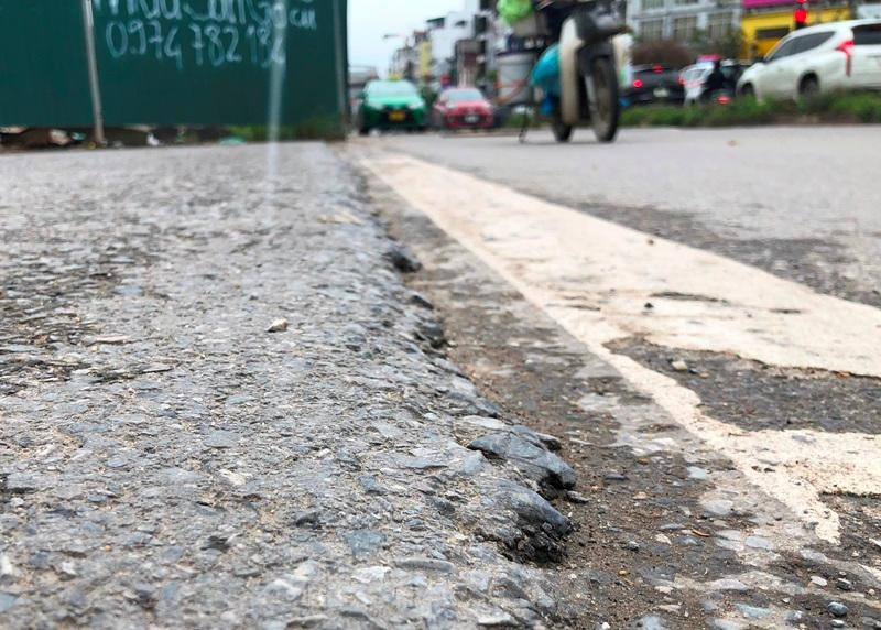 Do việc cải tạo nâng cấp dở dang, mặt đường Âu Cơ đang có nhiều lớp cao thấp khác nhau, tạo nguy hiểm cho người đi xe 2 bánh.
