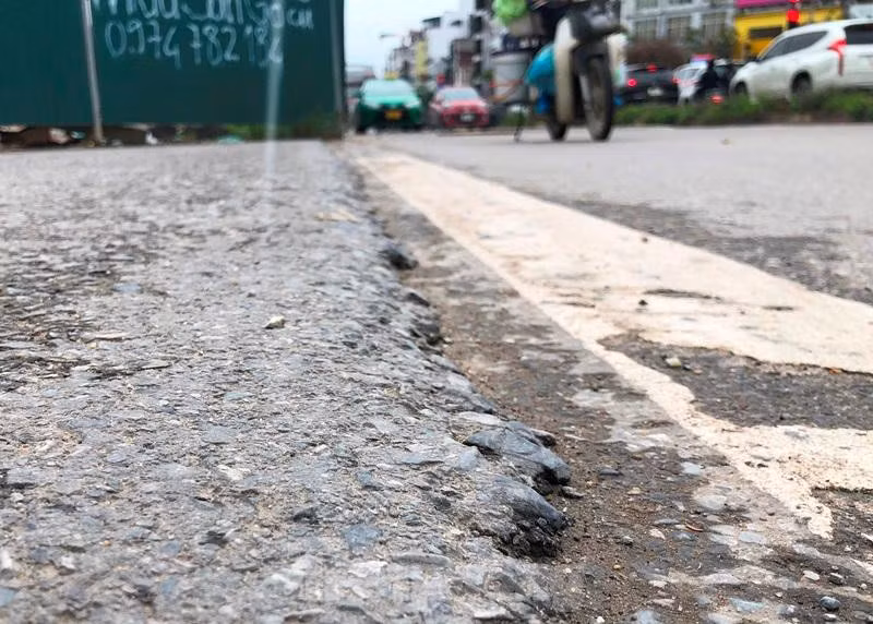 Do việc cải tạo nâng cấp dở dang, mặt đường Âu Cơ đang có nhiều lớp cao thấp khác nhau, tạo nguy hiểm cho người đi xe 2 bánh.