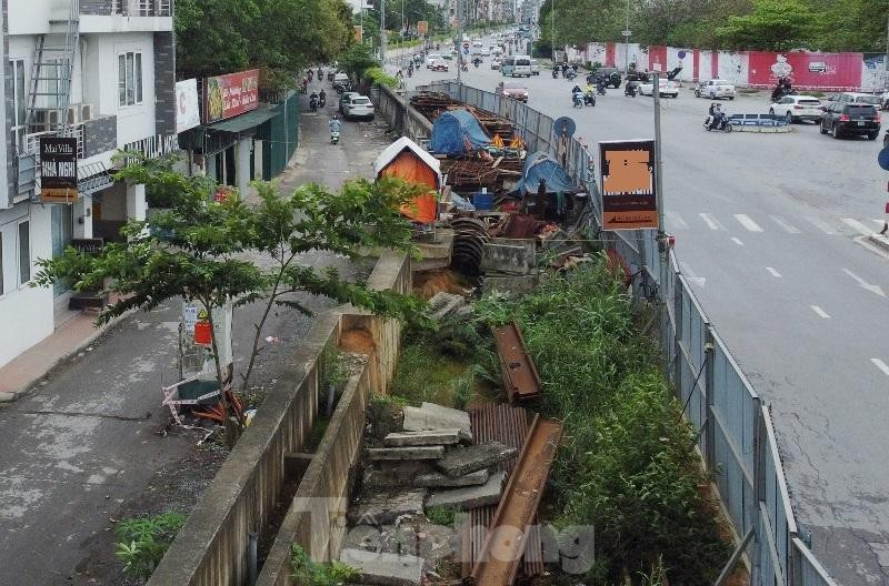 Từ thực tế đường Âu Cơ đoạn từ đường Thanh Niên đến Nghi Tàm đã được mở rộng lên 6 làn xe (ảnh trên), nhưng đoạn từ Nghi Tàm đến cầu Nhật Tân chỉ hơn 2 làn, lại bị công trường thi công lấn chiếm nhiều năm qua nên thường xuyên gây ùn tắc, công trường thi công ngổn ngang… rất mất mỹ quan, vệ sinh môi trường.