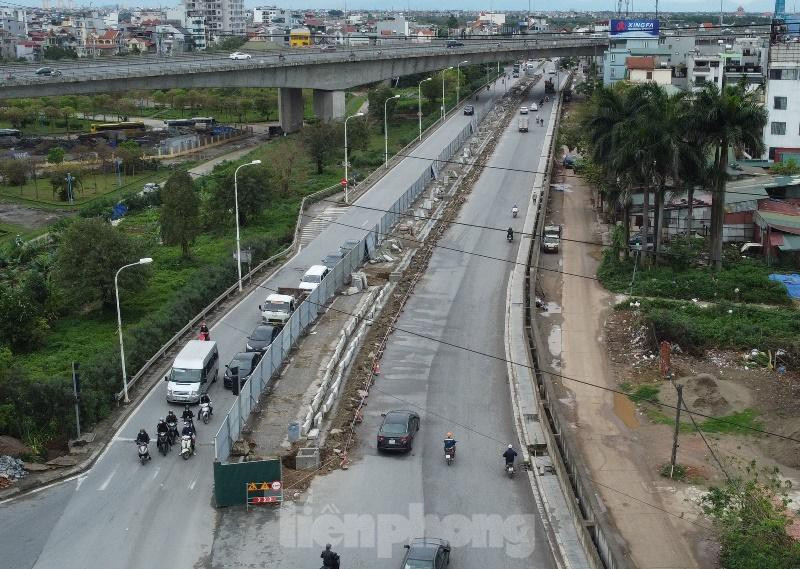 Có mặt tại công trường thi công dự án mở rộng đường Âu Cơ những ngày qua, phóng viên ghi nhận, toàn bộ chiều dài đường Âu Cơ đoạn từ Nghi Tàm đến cầu Nhật Tân dài 3,1 km chưa có đoạn nào thi công hoàn thiện, hàng rào công trường nằm trải dài trên đường, công nhân thi công gần như vắng bóng.