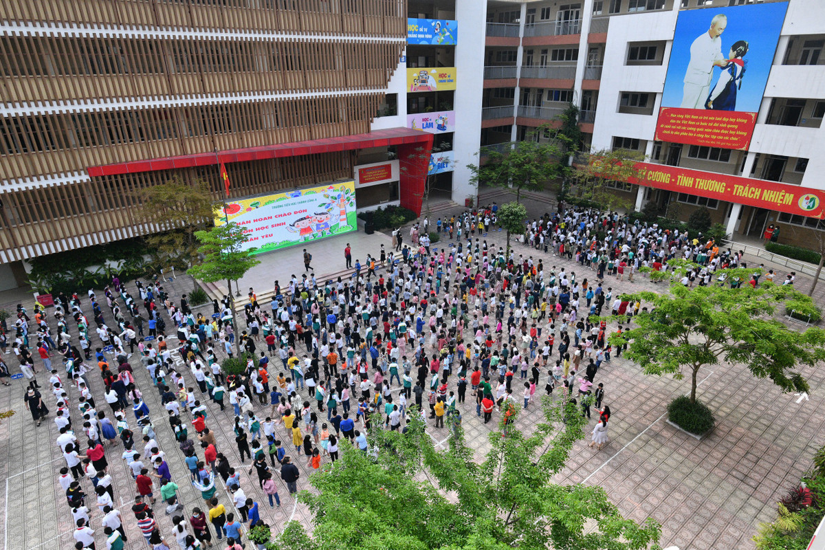 Gần một năm qua, hôm nay sân các trường tiểu học ở Hà Nội mới sôi động trở lại.