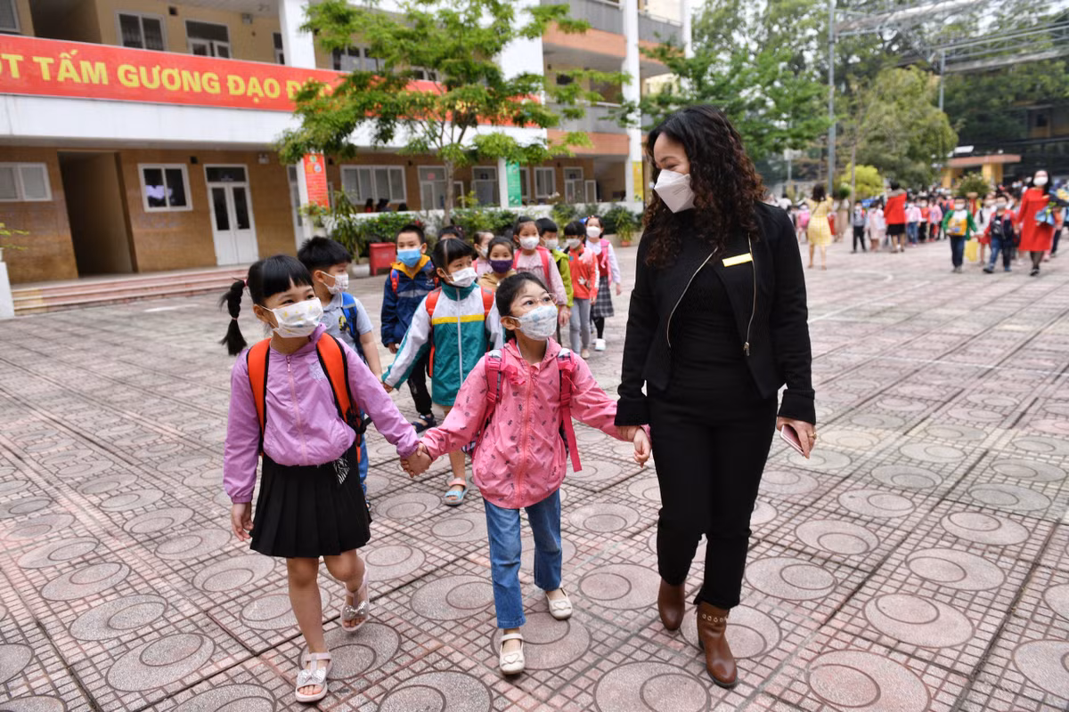 Nhà giáo Anh Thư - Hiệu trưởng trường Tiểu học Thành Công A cho biết: “Khi nhận được thông tin cho các con đi học trở lại, tôi vừa mừng vừa lo. Mừng vì cuối cùng các con cũng được tới trường gặp gỡ bạn bè, thầy cô giáo, còn lo thì là nỗi lo chung với các vị phụ huynh khi ngoài kia tình hình dịch bệnh vẫn đang tiếp diễn”.