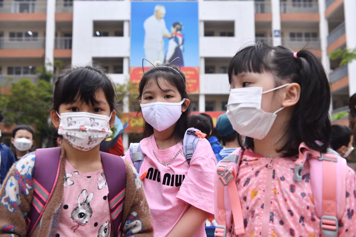 Học sinh khối 1 được tập trung tại sân trường cùng giáo viên chủ nhiệm sau đó mới quay về lớp học.