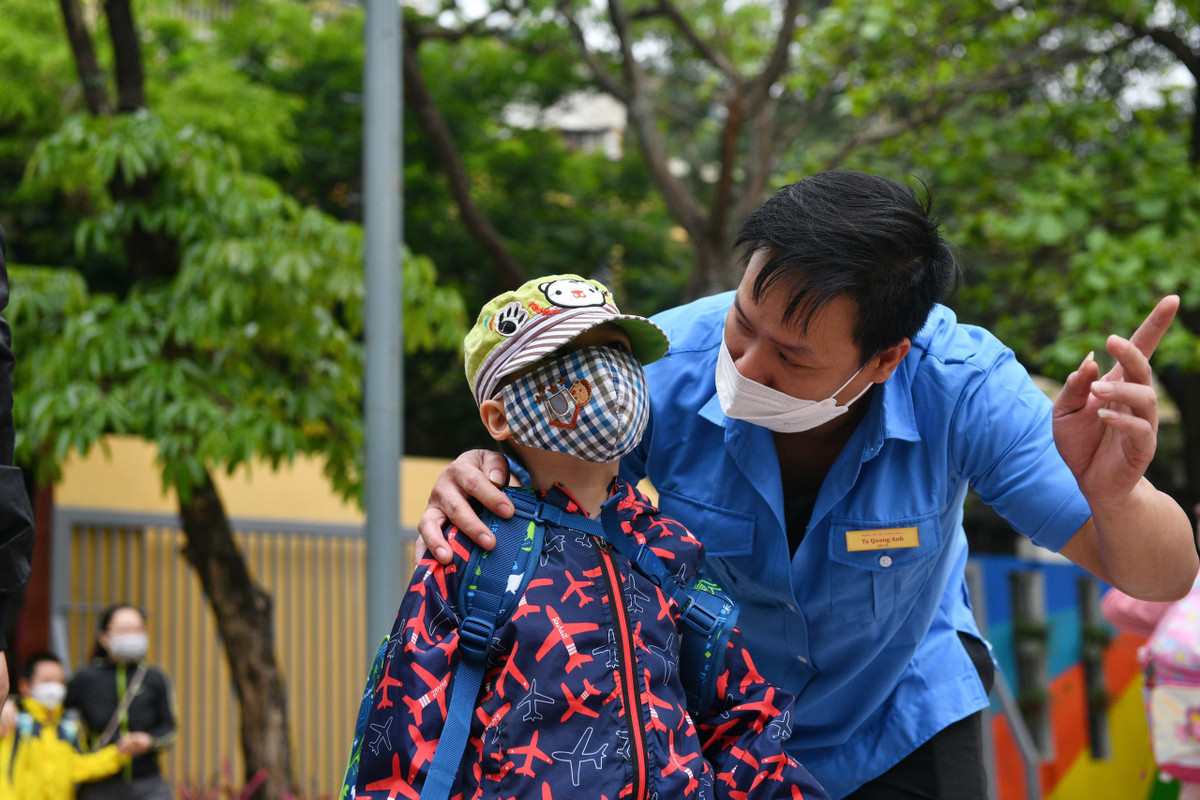 Học sinh các khối 2, 3, 4, 5 được trực tiếp hướng dẫn lối vào lớp học.