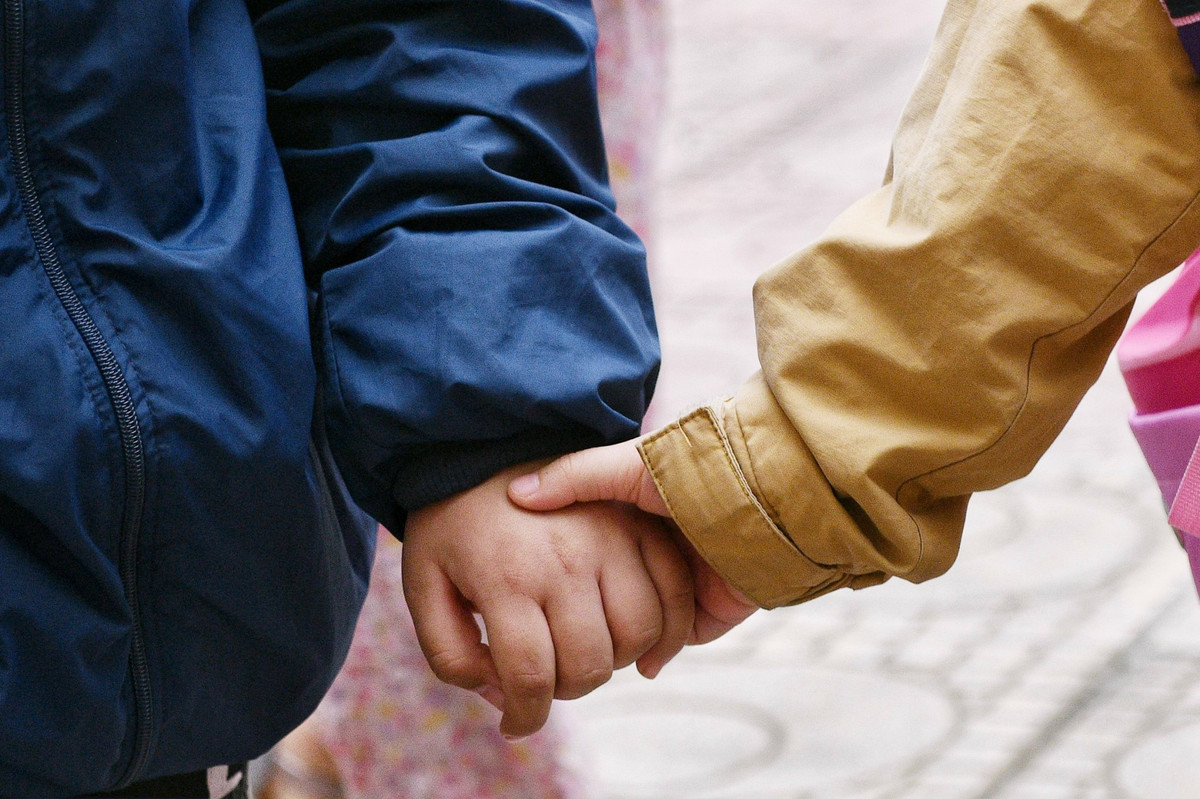 Một số em học sinh tỏ ra thân thiện ngay khi vừa gặp mặt, dắt tay nhau tiến về phía lớp học.