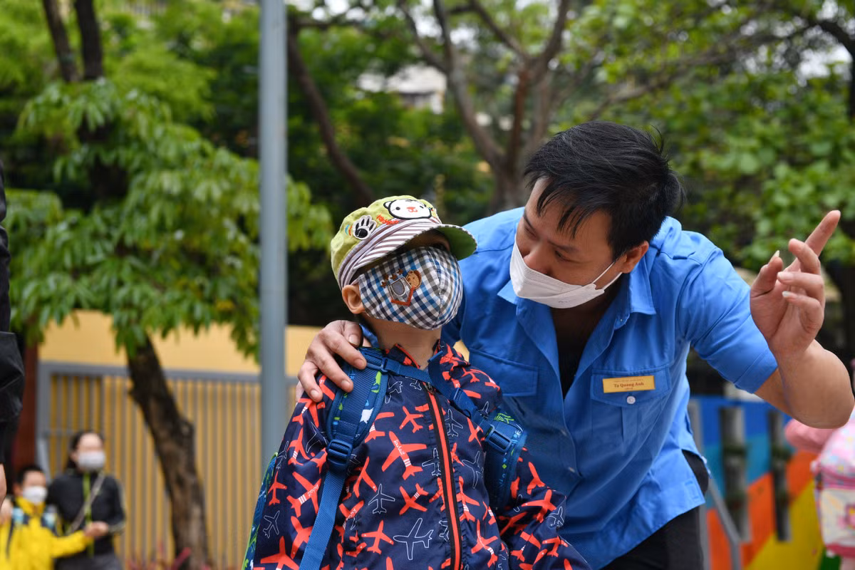 Học sinh các khối 2, 3, 4, 5 được trực tiếp hướng dẫn lối vào lớp học.