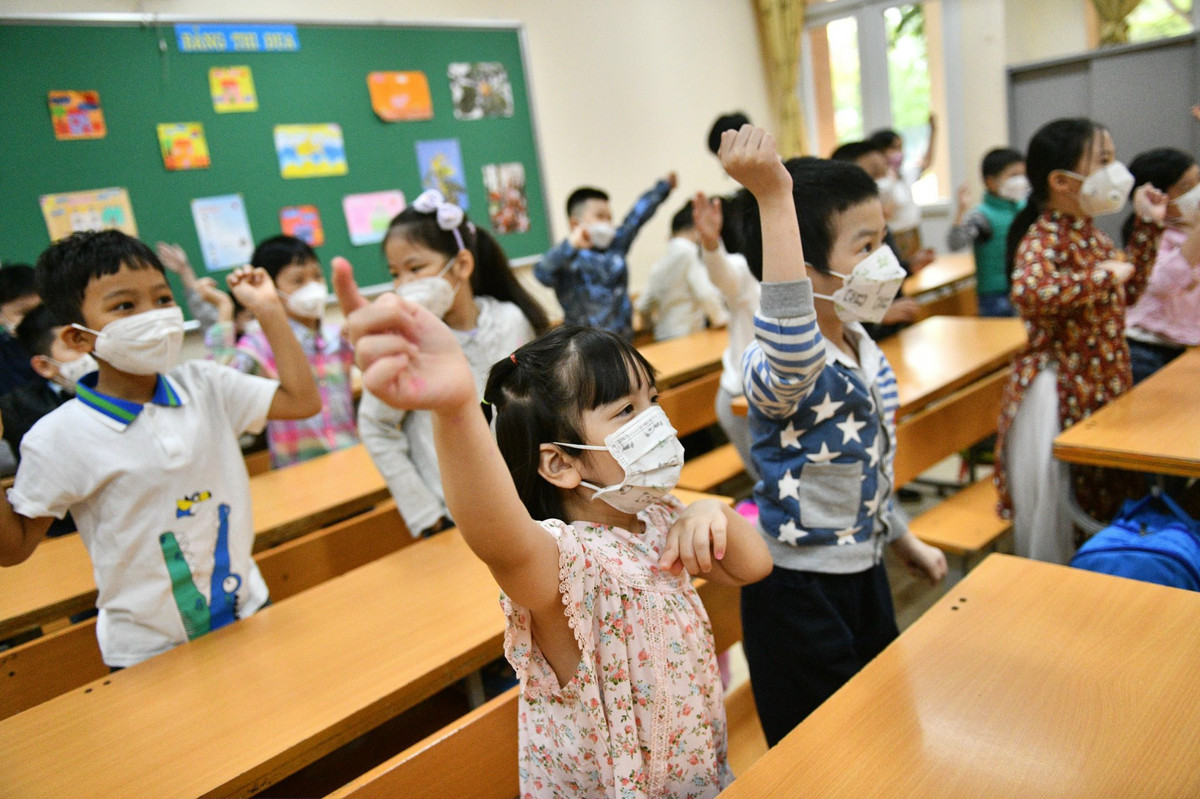 Trường Tiểu học Thành Công A đón 1.008 học sinh của 5 khối quay lại học tập, chiếm 90% tổng số học sinh toàn trường, trong đó có 196 học sinh thuộc khối lớp 1 lần đầu tiên được tới trường.