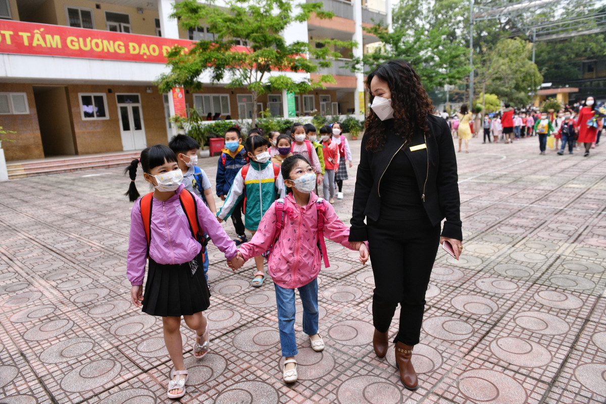 Nhà giáo Anh Thư - Hiệu trưởng trường Tiểu học Thành Công A cho biết: “Khi nhận được thông tin cho các con đi học trở lại, tôi vừa mừng vừa lo. Mừng vì cuối cùng các con cũng được tới trường gặp gỡ bạn bè, thầy cô giáo, còn lo thì là nỗi lo chung với các vị phụ huynh khi ngoài kia tình hình dịch bệnh vẫn đang tiếp diễn”.