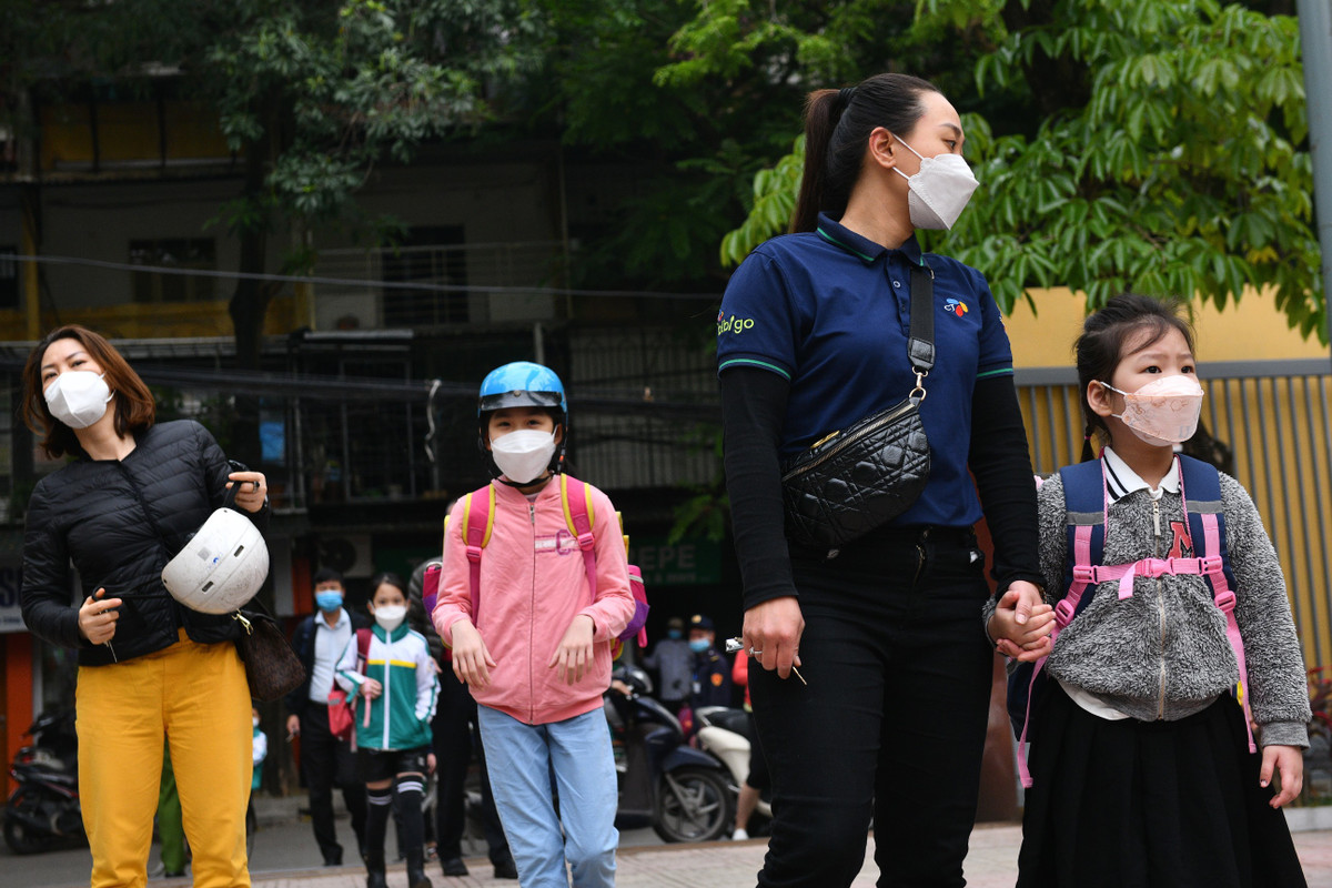 Sáng 6/4, các trường tiểu học ở Hà Nội nhộn nhịp trở lại sau thời gian dài học sinh học online vì ảnh hưởng của đại dịch Covid-19. Hình ảnh tại sân trường Tiểu học Thành Công A (Ba Đình, Hà Nội) lúc 7h30.