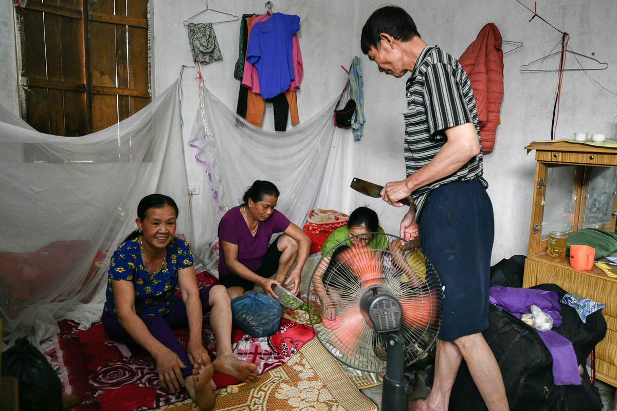 Toàn bộ 14 người trong tổ của bà Tuyến cùng ăn uống, ngủ nghỉ tại một nhà trọ chỉ rộng khoảng 20-25 m2. Họ chủ yếu là người Yên Bái và Cao Bằng, được người quen giới thiệu xuống làm công nhân xây dựng tại nhà máy này. Tuy cùng tổ, công việc của mỗi người lại khác nhau, có người làm kỹ thuật, có người bốc vác...