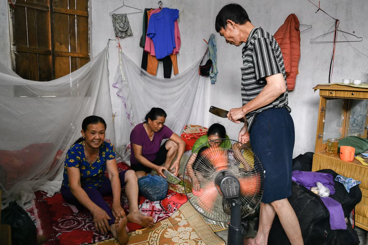Toàn bộ 14 người trong tổ của bà Tuyến cùng ăn uống, ngủ nghỉ tại một nhà trọ chỉ rộng khoảng 20-25 m2. Họ chủ yếu là người Yên Bái và Cao Bằng, được người quen giới thiệu xuống làm công nhân xây dựng tại nhà máy này. Tuy cùng tổ, công việc của mỗi người lại khác nhau, có người làm kỹ thuật, có người bốc vác...