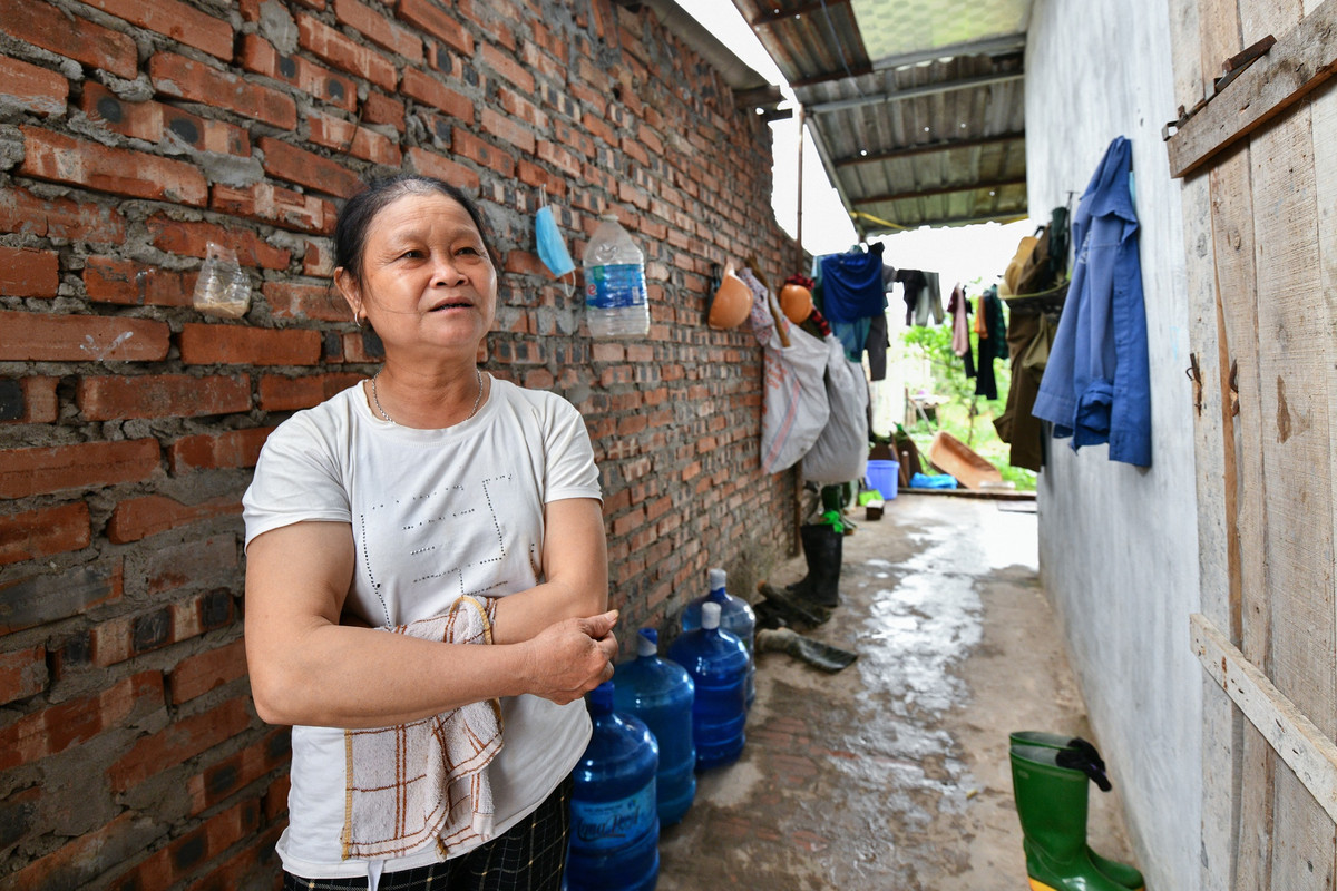 Bà Tuyến, một công nhân ở dự án, tranh thủ giờ nghỉ trưa để về ăn cơm tại nhà trọ gần công trình. Bà là người ở thị xã Nghĩa Lộ (Yên Bái), theo đội thợ cùng quê xuống đây làm việc từ đầu năm 2021.