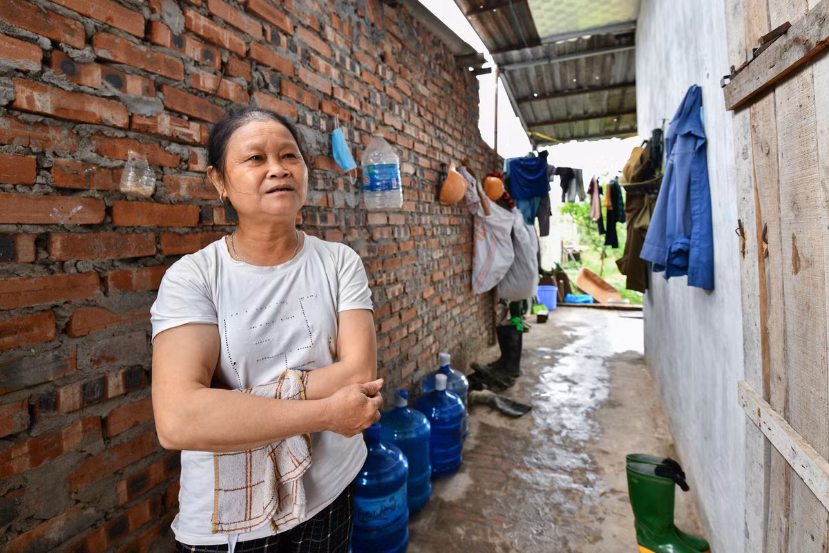 Bà Tuyến, một công nhân ở dự án, tranh thủ giờ nghỉ trưa để về ăn cơm tại nhà trọ gần công trình. Bà là người ở thị xã Nghĩa Lộ (Yên Bái), theo đội thợ cùng quê xuống đây làm việc từ đầu năm 2021.