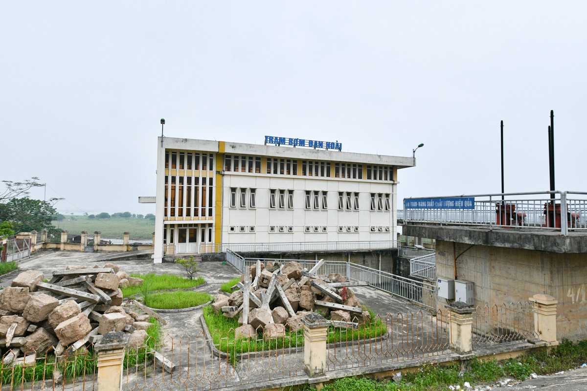 Cùng nằm trong dự án Nhà máy nước mặt sông Hồng, trạm bơm Đan Hoài cách công trình chính khoảng 2,5 km, có chức năng cung cấp nước cho nhà máy vận hành.