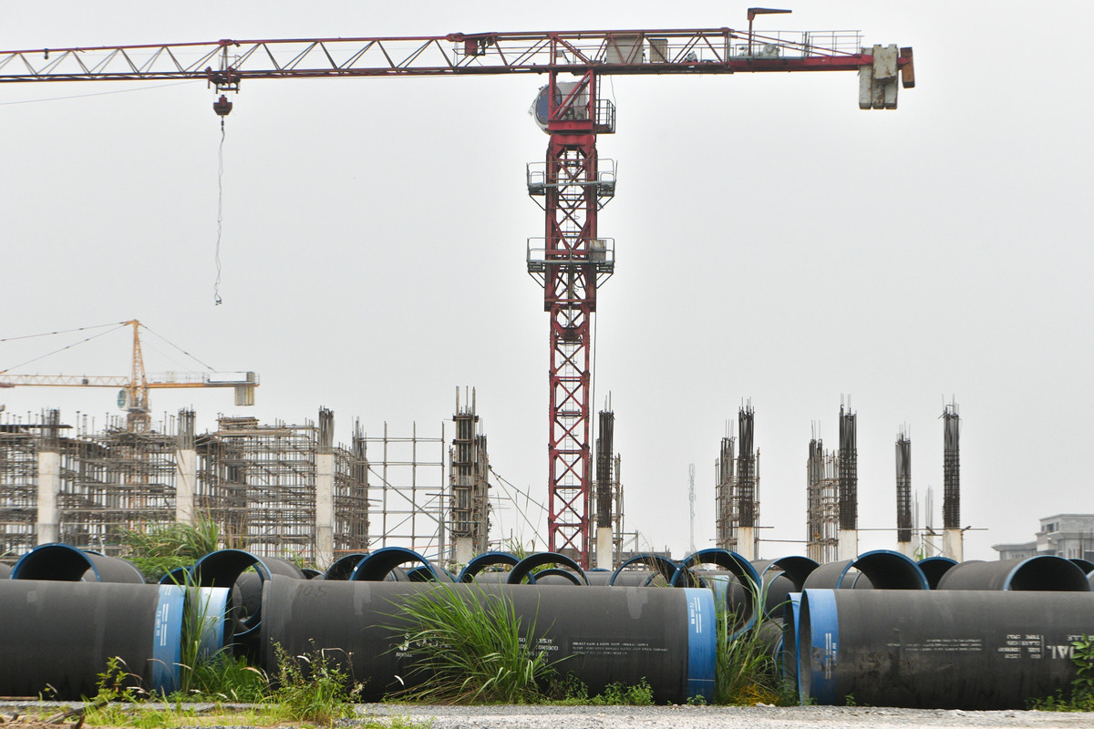 Bên trong công trường, các máy cẩu trọng lực lớn được lắp ráp để thi công. Số nhân công đang làm việc tại đây chỉ bằng một nửa so với hai năm trước nên khối lượng công việc còn lại rất nhiều, tiến độ ngày càng chậm.