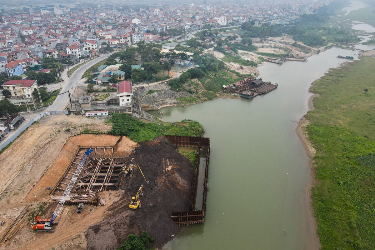 Trạm bơm cũng đang trong giai đoạn thi công, nằm ngay khu vực ven đê. Vào giữa năm 2021, chủ đầu tư nhà máy cho biết với tiến độ đang làm, dự án có thể vận hành vào quý III/2022. Tuy nhiên, với năng suất thi công hiện tại, công trình này có nguy cơ cao tiếp tục chậm tiến độ.