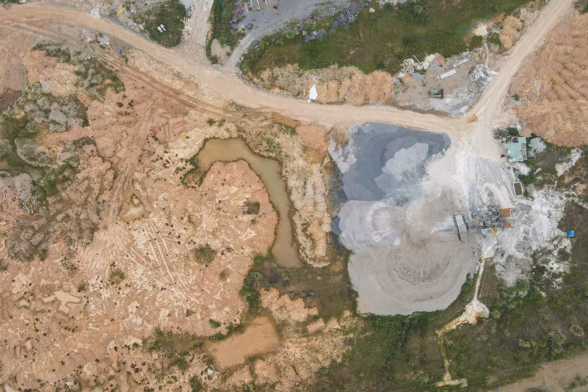 Nhiều bãi đất trống trong công trường mới chỉ được đổ bê tông, chưa thi công hạng mục nào. Chủ đầu tư của dự án là Công ty Cổ phần nước mặt sông Hồng.