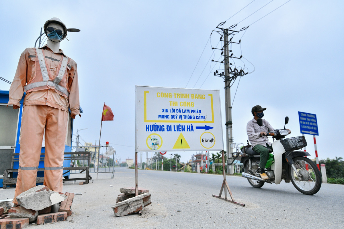 Cách nhà máy khoảng 500 m là vị trí đê hữu Hồng, đoạn qua địa phận xã Liên Hà, huyện Đan Phượng. Trước đó vào giữa năm 2021, đoạn đê ở vị trí K46+160 từng bị nứt do ảnh hưởng từ việc thi công của nhà máy và trạm bơm. Sau đó, đơn vị chức năng của Hà Nội đã khắc phục sự cố và sửa chữa. Hiện, đoạn đường này vẫn còn biển báo thi công.