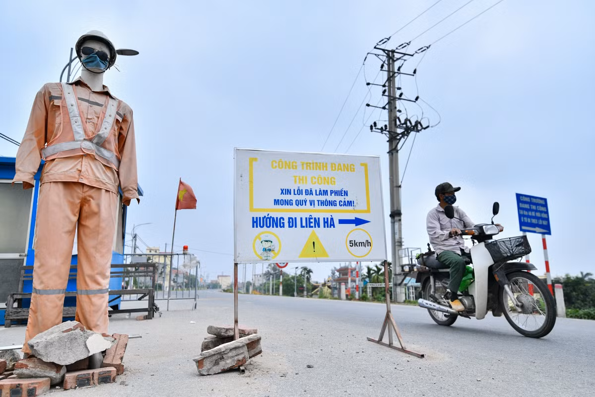 Cách nhà máy khoảng 500 m là vị trí đê hữu Hồng, đoạn qua địa phận xã Liên Hà, huyện Đan Phượng. Trước đó vào giữa năm 2021, đoạn đê ở vị trí K46+160 từng bị nứt do ảnh hưởng từ việc thi công của nhà máy và trạm bơm. Sau đó, đơn vị chức năng của Hà Nội đã khắc phục sự cố và sửa chữa. Hiện, đoạn đường này vẫn còn biển báo thi công.