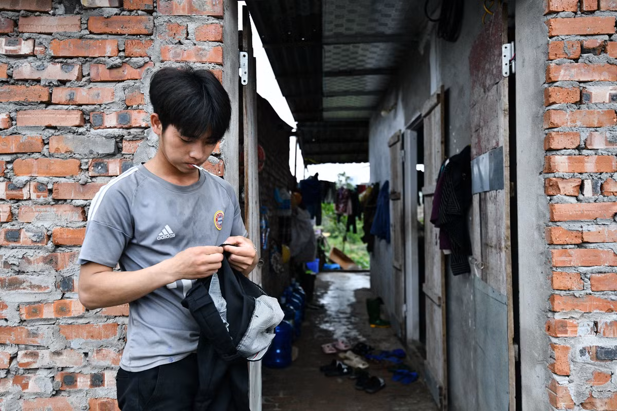 Giàng Mí Mua (20 tuổi, quê Yên Bái) phụ trách công việc liên quan đến kỹ thuật trong dự án thi công Nhà máy nước mặt sông Hồng. Có những ngày, nam thanh niên làm việc bên trong công trường thi công của nhà máy, cũng có lúc làm ở khu vực trạm bơm Liên Hà theo sự hướng dẫn của trưởng nhóm. Với mỗi ngày làm việc, Mua nhận tiền công 200.000-220.000 đồng, không phải trả tiền ăn, ở.