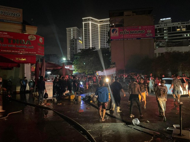 2 xe chữa cháy với hơn 50 người tham gia dập lửa. Đến khoảng 21h cùng ngày, đám cháy được dập tắt hoàn toàn.