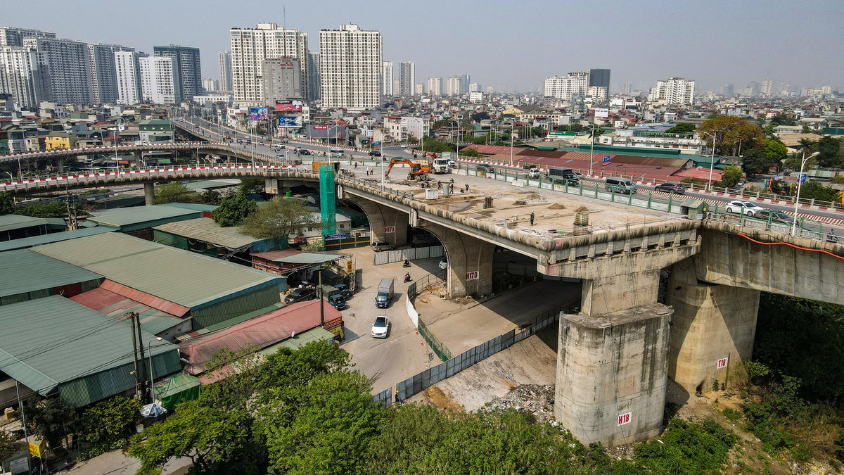Phía quận Hai Bà Trưng đã có sẵn mối chờ. Nhà thầu rào chắn để phá dỡ 2 nhịp cầu dài khoảng 60 m. Ngoài ra, trụ cầu H17B được phá bỏ hoàn toàn. Trong khi đó, trụ H18 sẽ được phá dỡ phần xà mũ bên trên và giữ nguyên kết cấu trụ dưới để tiếp tục thi công.