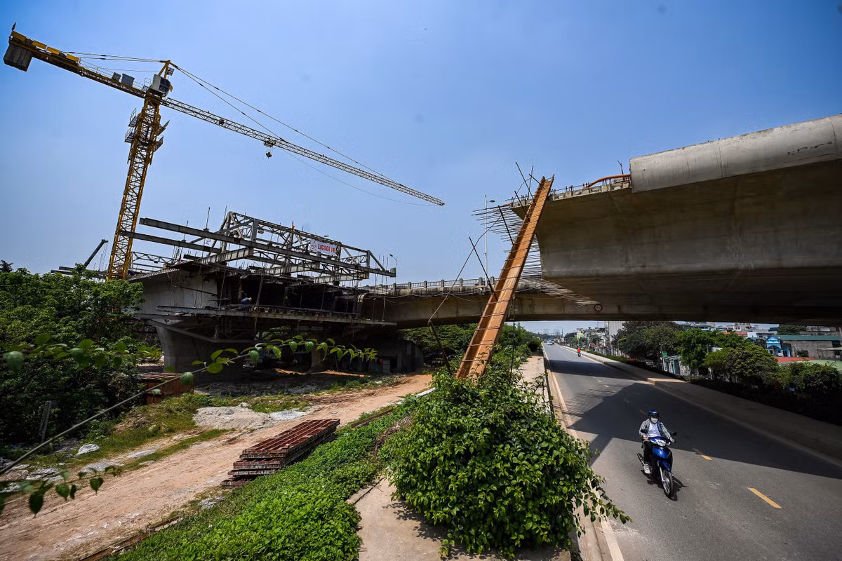 Các phiến dầm tại khu vực cầu vượt đê sông Hồng đang được hoàn thiện. Đường đê Long Biên - Xuân Quan cũng được dỡ bỏ rào chắn.