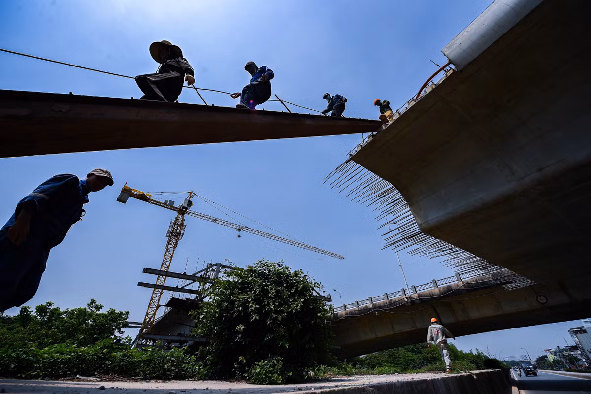 Một công nhân chia sẻ khó khăn lớn nhất trong quá trình thi công sắp tới là thời tiết nắng nóng. "Mùa hè đến thì làm việc vất vả hơn, nhiều khi tôi còn bị say nắng", anh Lê Thành Nam nói.