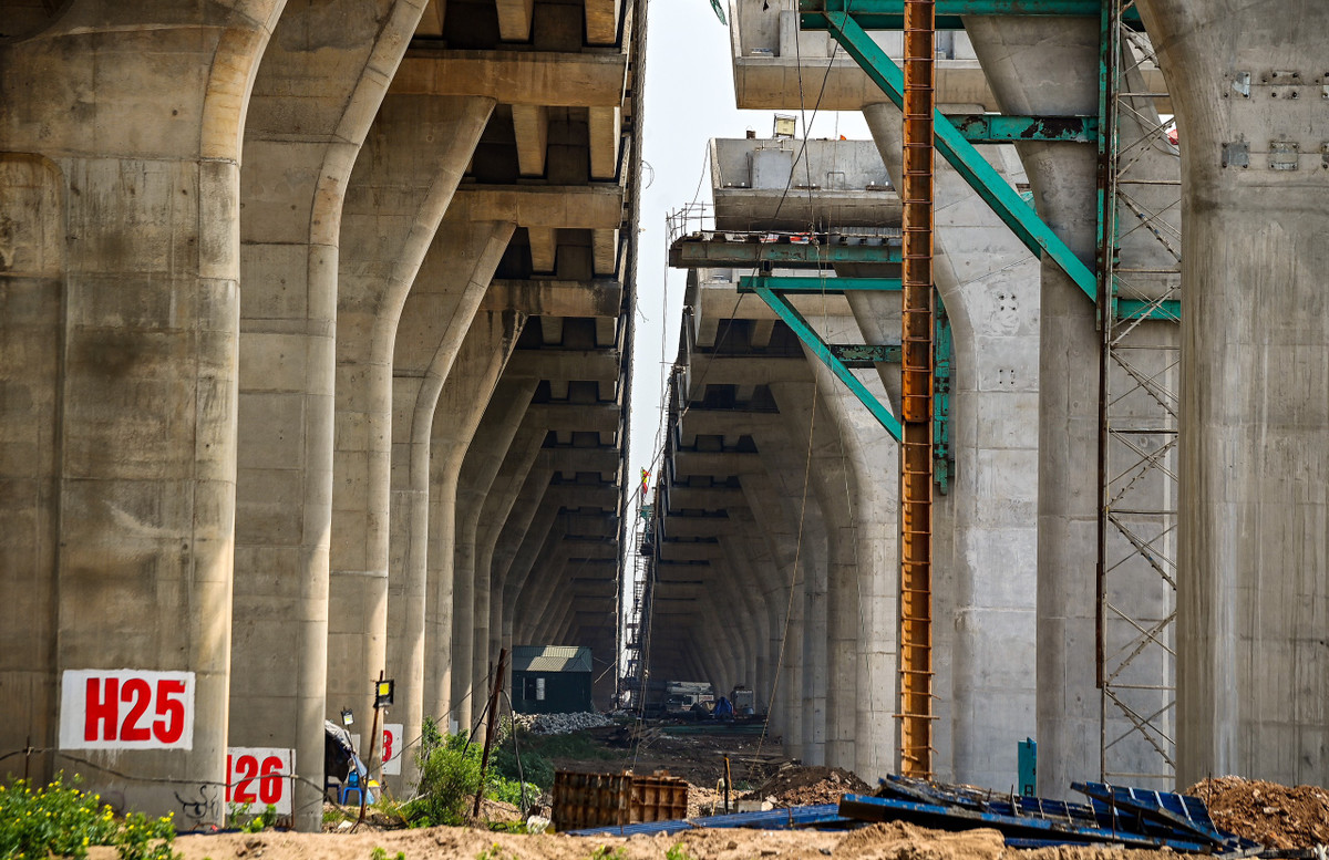 90% số trụ đã hoàn thành và đường dẫn vượt bãi sông đang dần hoàn thiện. Theo thiết kế, cầu Vĩnh Tuy 2 có hình dáng tương tự và chạy song song với cầu Vĩnh Tuy hiện tại về phía hạ lưu sông Hồng.