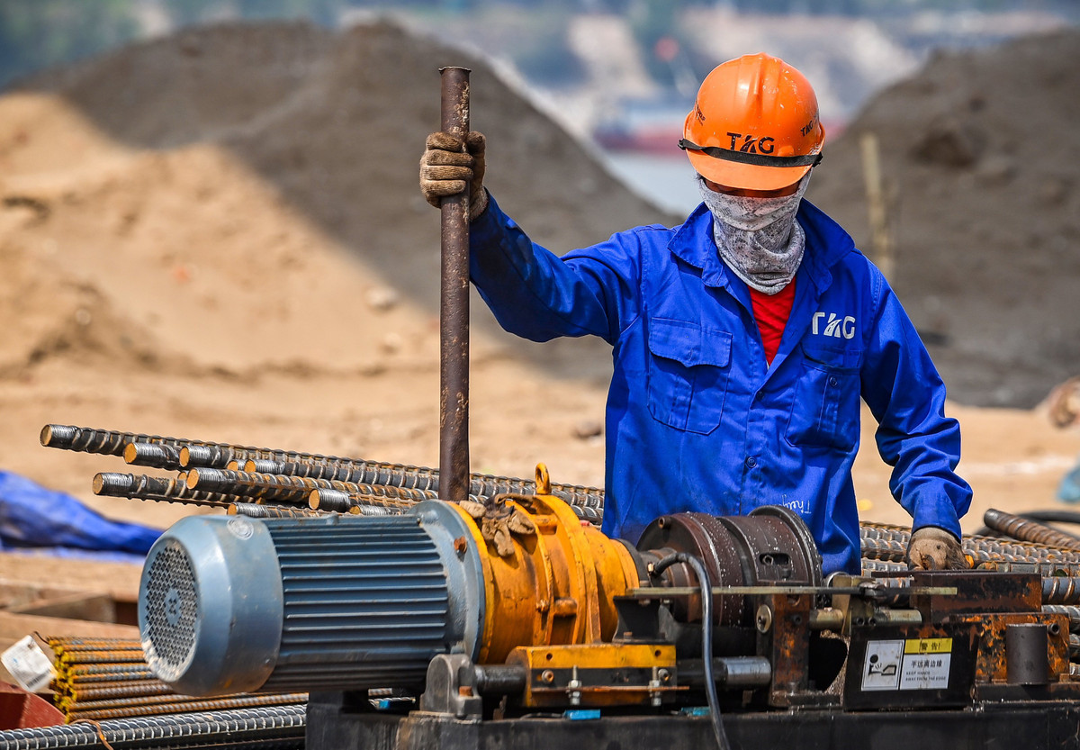 Theo đại diện nhà thầu, giá sắt thép tăng cao thời gian qua gây khó khăn cho phương án tài chính. Tuy nhiên, họ cam kết đưa dự án hoàn thành đúng tiến độ.