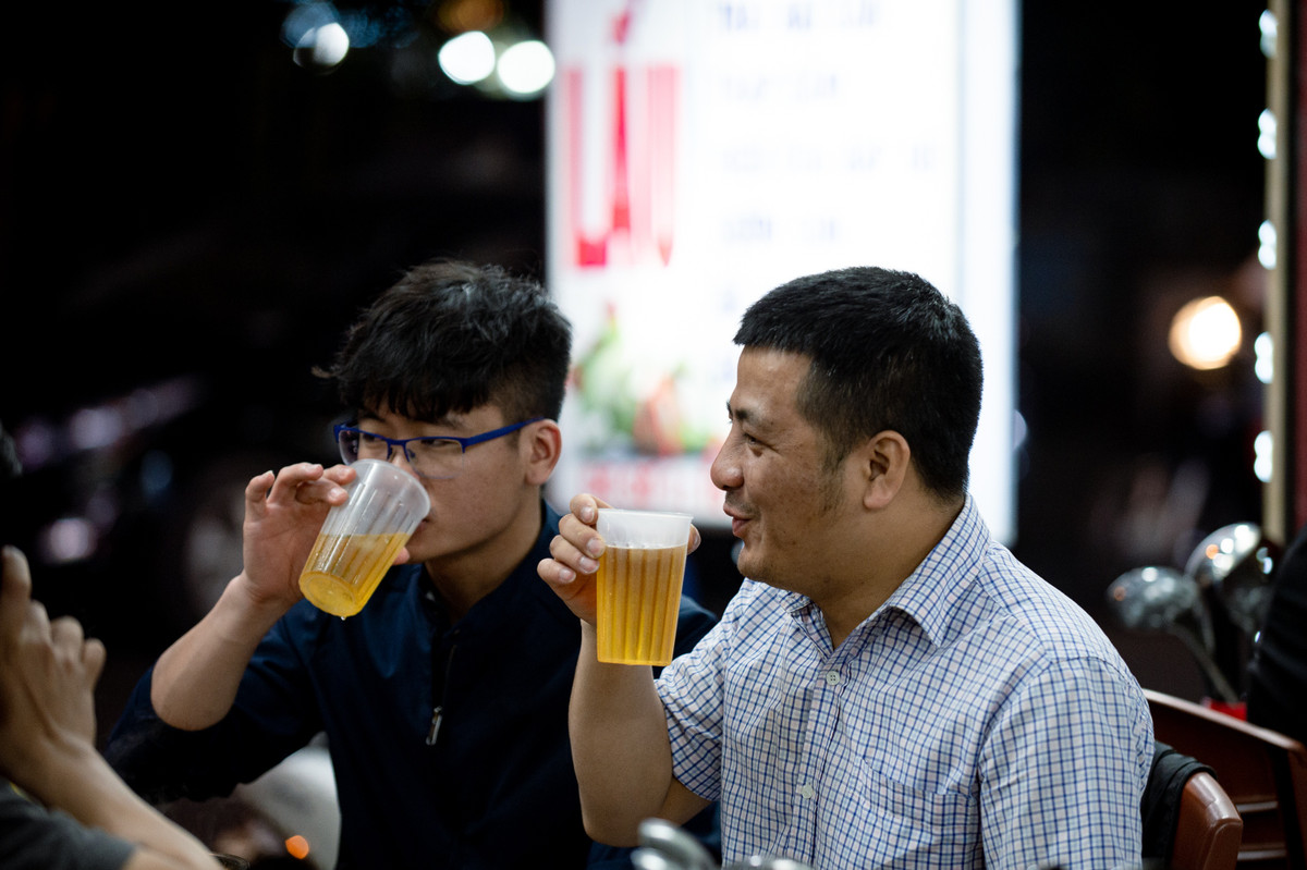 Suốt quãng thời gian phải hạn chế ra đường vì dịch bệnh, anh Minh mới có điều kiện cùng bạn bè tụ tập uống bia, trò chuyện sau giờ làm.