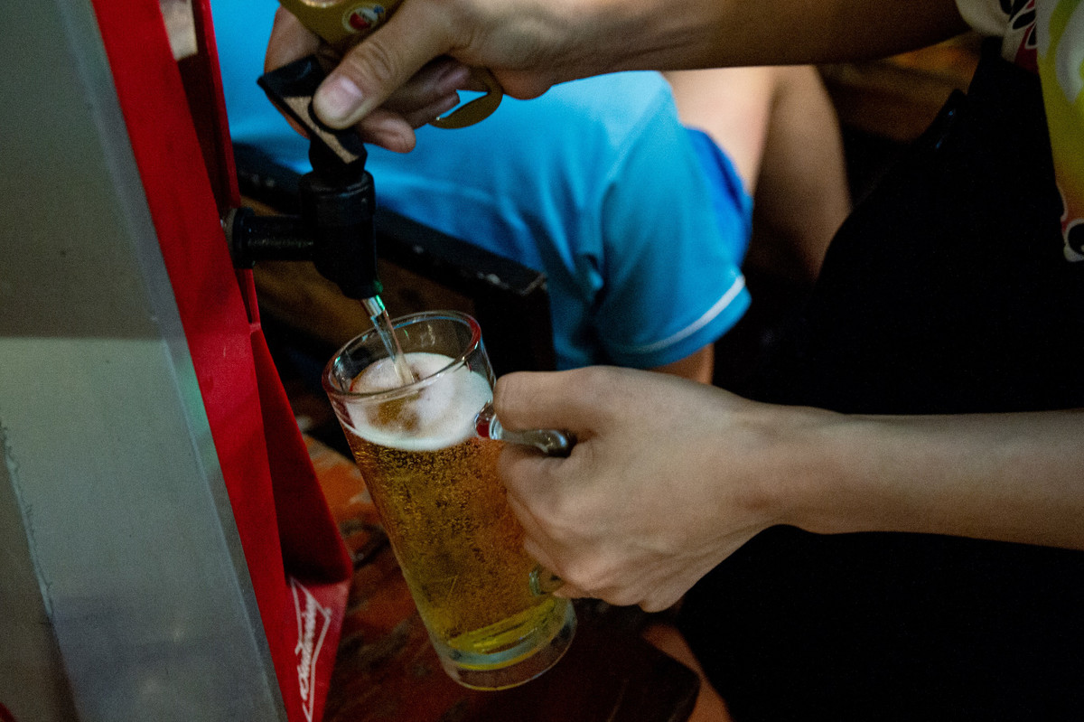 Hiện mỗi ngày quán anh Minh tiêu thụ được 7-10 bom bia, mỗi bom 50 lít. Anh cho rằng với sức chứa gần 50 bàn, sản lượng như vậy chỉ ở mức trung bình.