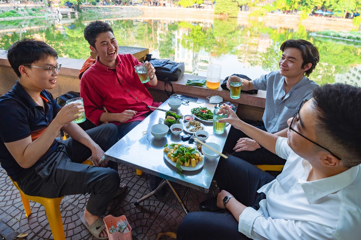 Không chỉ giới trung niên đông đúc, các quán bia dịp này cũng đón nhiều khách trẻ tuổi. "Do dịch bệnh nên anh em đi nhậu cũng ít đi. Khá lâu rồi bọn mình mới ngồi với nhau như vậy", Hiếu (23 tuổi) chia sẻ.