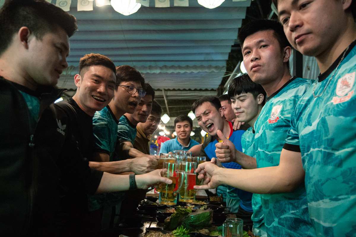 Nhóm bạn bè của Thế Anh (áo xanh lam) tụ tập tại một quán bia trên đường Nguyễn Trãi (quận Thanh Xuân) sau khi thi đấu bóng đá.