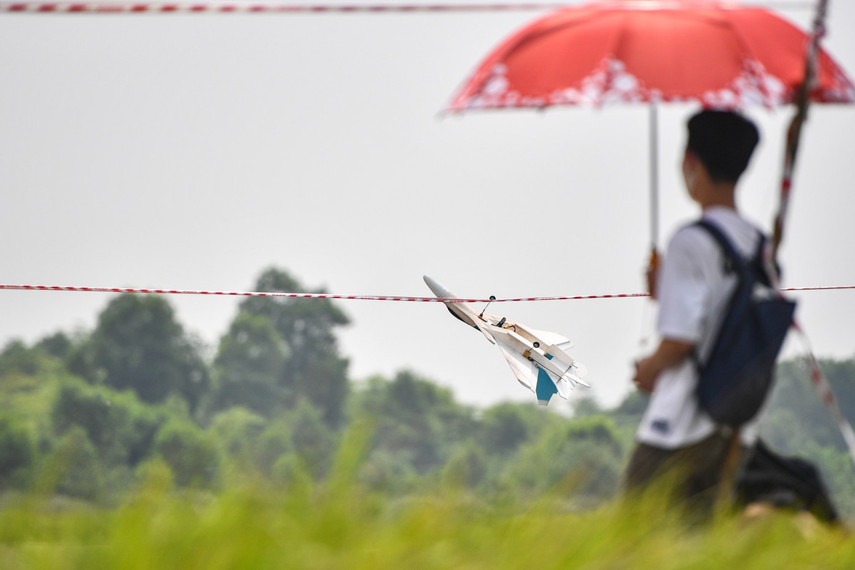 Đây là bài thi đòi hỏi kỹ thuật rất cao nên không tránh khỏi bị mắc kẹt trên dây, không bay lọt qua được hay đâm ngay xuống đất khi vừa mới cất cánh.