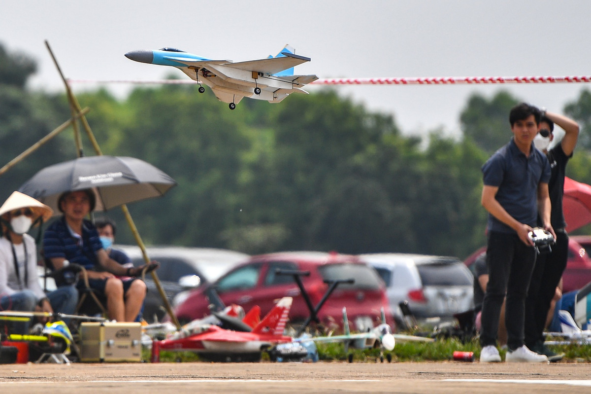 Màn điều khiển máy bay băng qua 2 dây là phần thi khiến người xem thích thú nhất. Dù thời tiết khá nóng, khán giả vẫn rất chăm chú theo dõi.