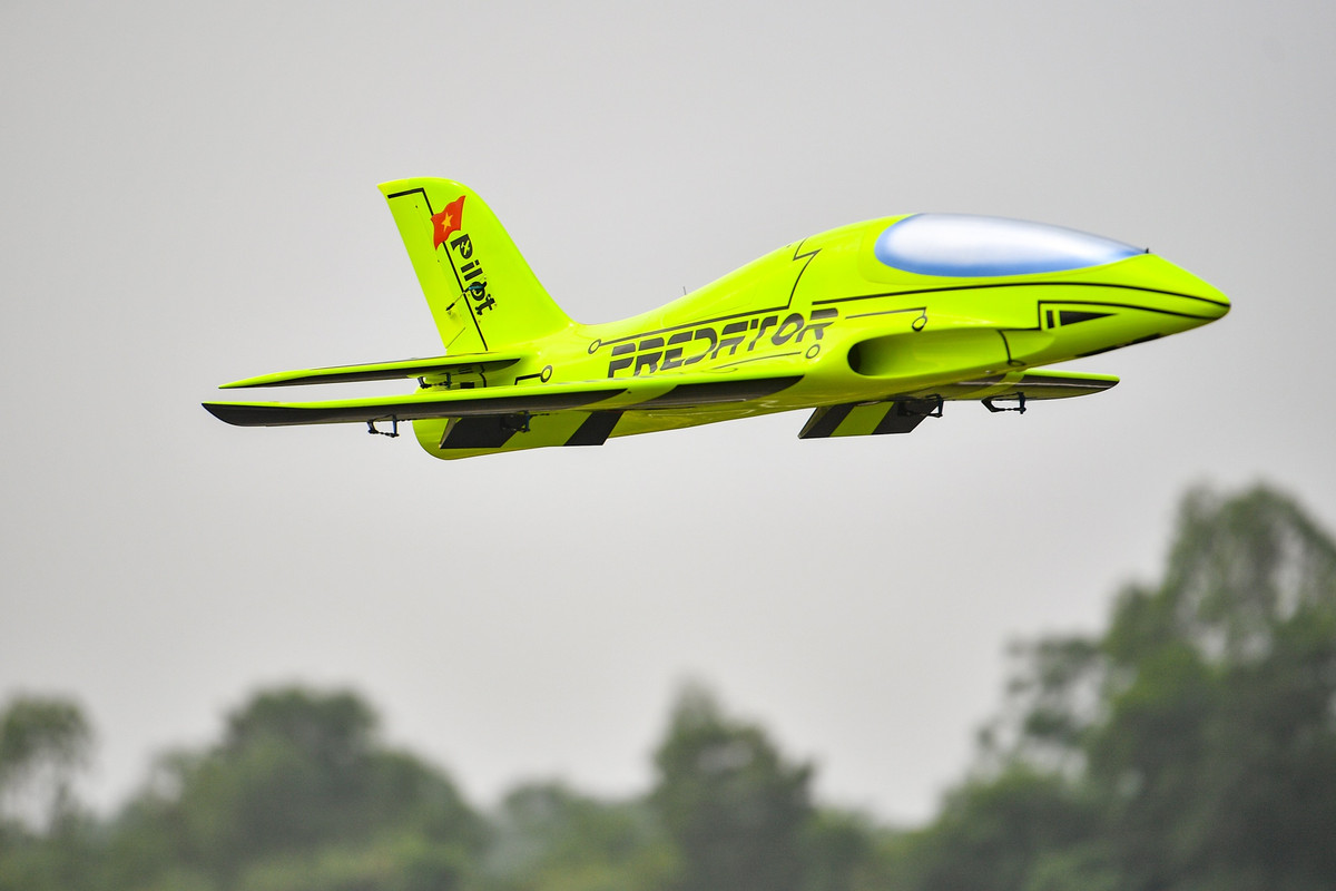 "Bình thường tập luyện tại sân bay Biên Hoà, tôi bay rất trơn tru. Nay biểu diễn nơi đông người, tôi hơi run và lạ sân, lạ đường bay nên có chút lỗi nhỏ. Cảm xúc sau mỗi lần chơi rất khó tả. Mỗi chuyến bay hạ cánh an toàn càng tăng thêm niềm vui", anh Tháp chia sẻ sau màn bay biểu diễn chào sân.