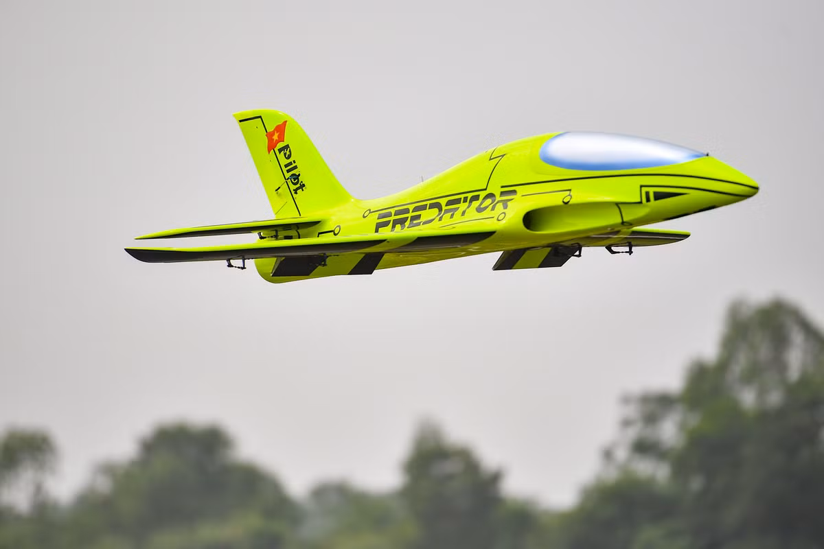 "Bình thường tập luyện tại sân bay Biên Hoà, tôi bay rất trơn tru. Nay biểu diễn nơi đông người, tôi hơi run và lạ sân, lạ đường bay nên có chút lỗi nhỏ. Cảm xúc sau mỗi lần chơi rất khó tả. Mỗi chuyến bay hạ cánh an toàn càng tăng thêm niềm vui", anh Tháp chia sẻ sau màn bay biểu diễn chào sân.