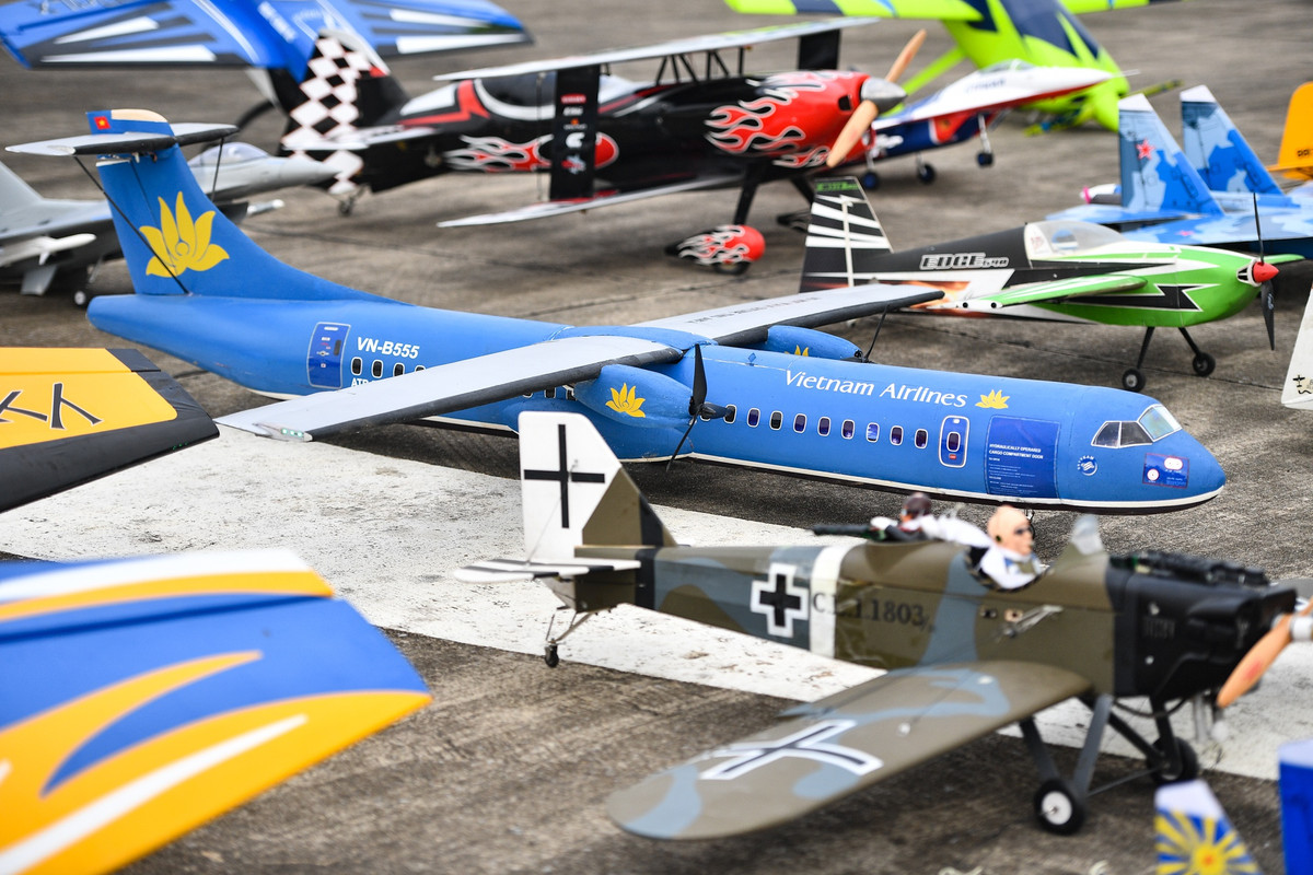 150 máy bay mô hình các loại gồm cổ điển, dân dụng, chiến đấu cơ hay trực thăng có giá từ vài chục triệu đến hàng trăm triệu đồng.