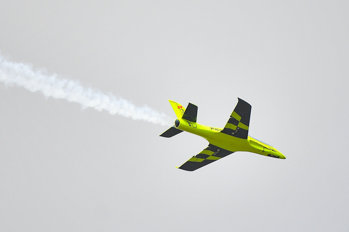 Chiếc máy bay của anh Tháp hoạt động bằng 3 loại nhiên liệu là dầu máy JET A1, dầu diesel và dầu hỏa. Thân máy bay chứa một bình nhiên liệu lớn với dung tích 4,8 lít và bình phụ với dung tích 500 ml, có thể bay tối đa trong 10 phút, trong phạm vi an toàn được 7 phút, còn lại là thời gian hạ cánh. Vỏ ngoài được làm bằng vật liệu tổng hợp composite nhập từ Trung Quốc, mất 4 tháng để chờ nguyên vật liệu về và ráp hoàn chỉnh máy bay mất 3 ngày.