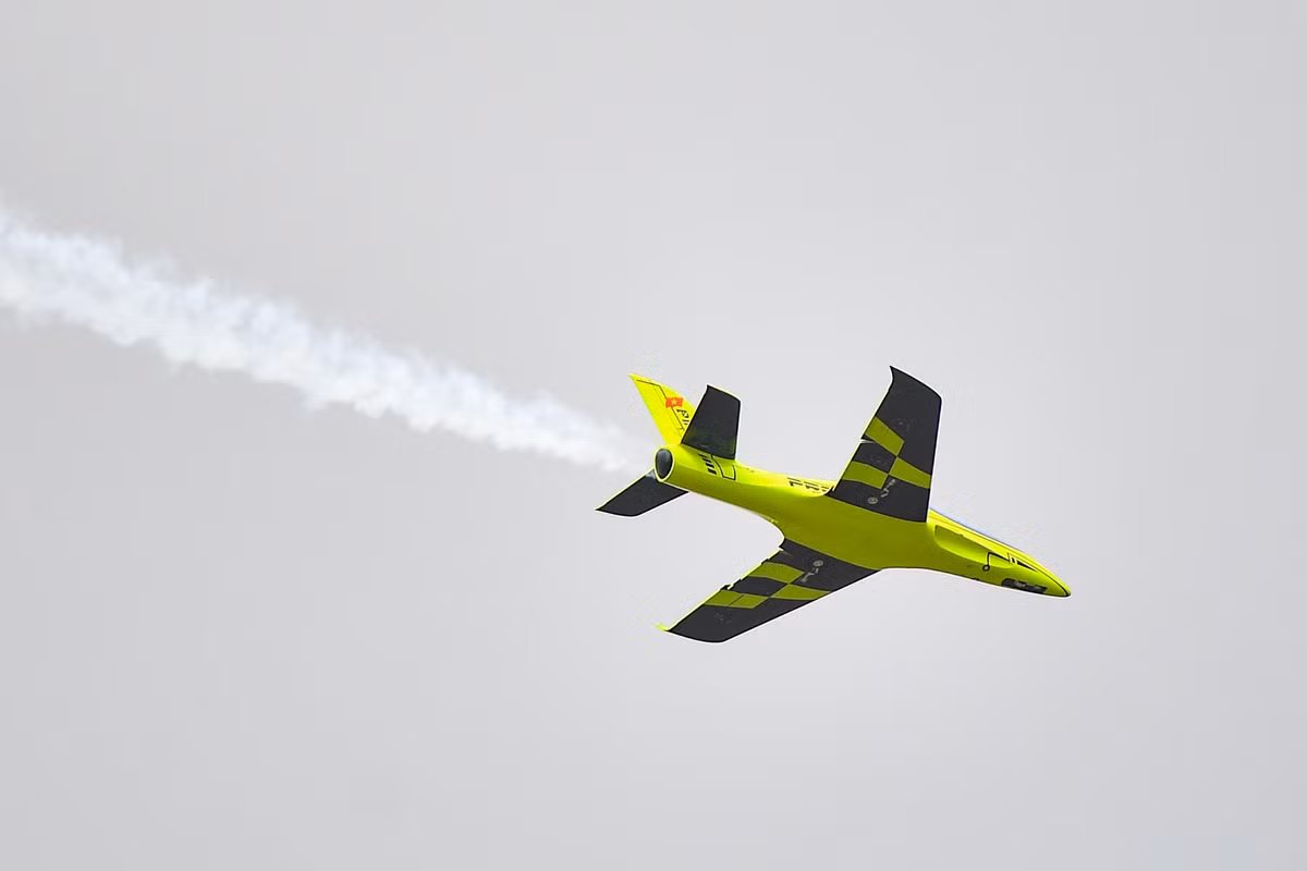 Chiếc máy bay của anh Tháp hoạt động bằng 3 loại nhiên liệu là dầu máy JET A1, dầu diesel và dầu hỏa. Thân máy bay chứa một bình nhiên liệu lớn với dung tích 4,8 lít và bình phụ với dung tích 500 ml, có thể bay tối đa trong 10 phút, trong phạm vi an toàn được 7 phút, còn lại là thời gian hạ cánh. Vỏ ngoài được làm bằng vật liệu tổng hợp composite nhập từ Trung Quốc, mất 4 tháng để chờ nguyên vật liệu về và ráp hoàn chỉnh máy bay mất 3 ngày.