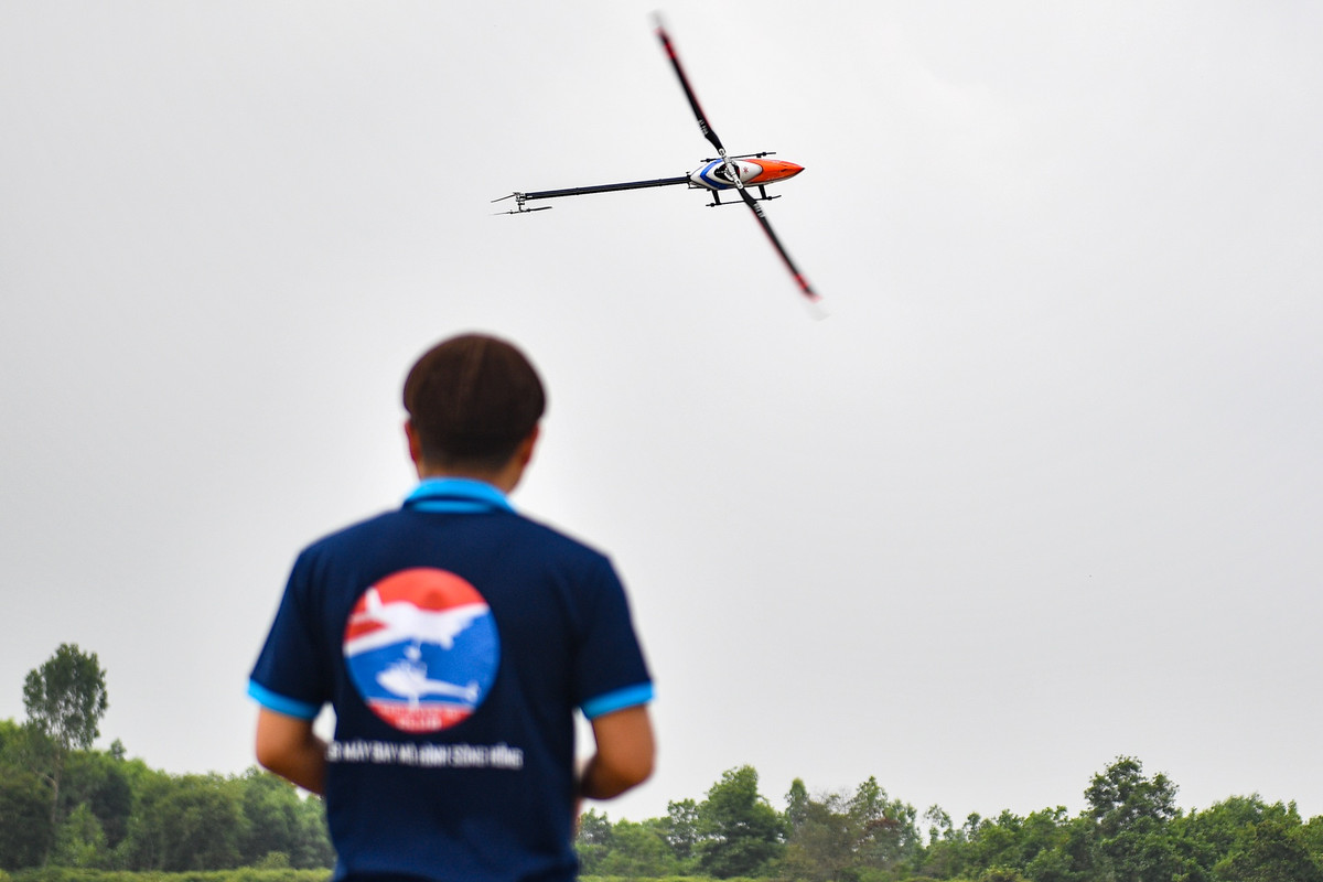 Màn thi nhào lộn máy bay cánh bằng và trực thăng mở đầu cho cuộc tranh tài sôi nổi.